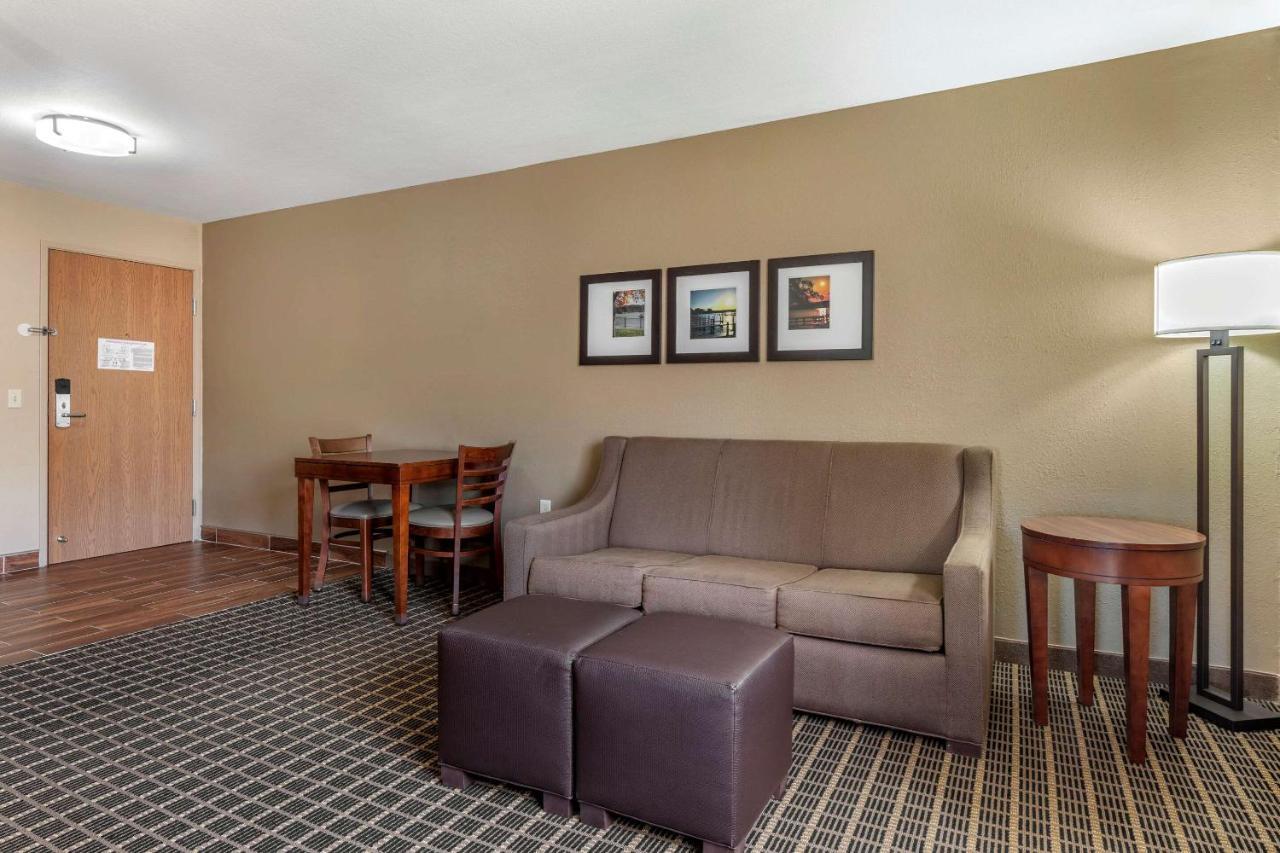 Comfort Suites Delavan - Lake Geneva Area Экстерьер фото